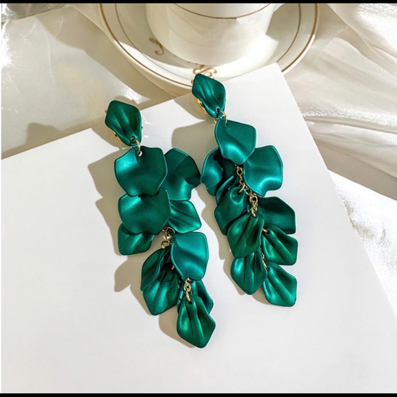 Sexy emerald petal dangle earrings! - Picture 1 of 1
